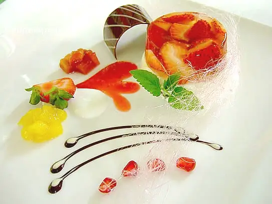 Sauerrahmmousse mit Erdbeeren in Proseccogelee