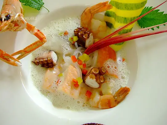 Zitronengrasschaumsuppe mit Meeresfrüchten und Glasnudeln