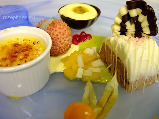 Crème brûlée von der Kokosnuss mit Passionsfruchtmousse in der Schokoladentasse garniert mit exotischen Früchten