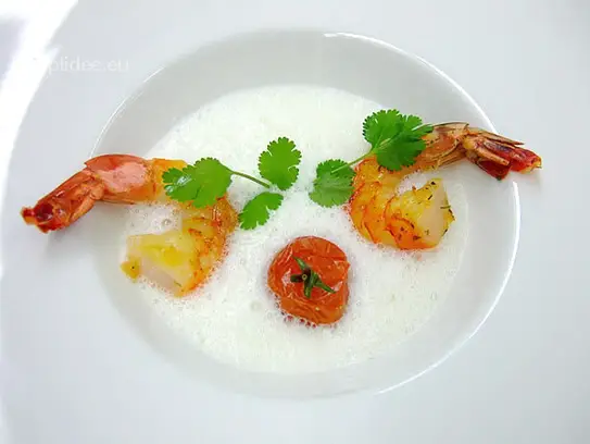 Limettenschaumsüppchen mit Koriander, gebratenen Riesengarnelen und Kirschtomate