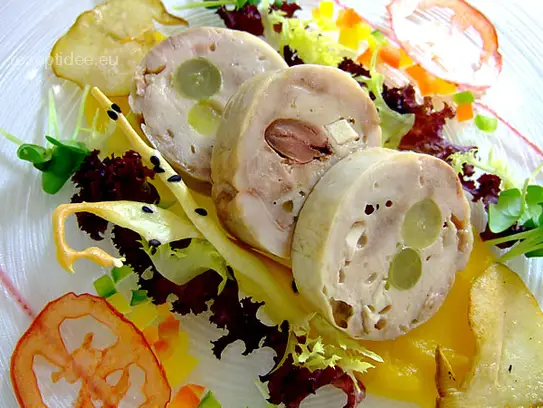Galantine von der Wachtel mit Trauben und Steinpilzen auf Kürbispüree