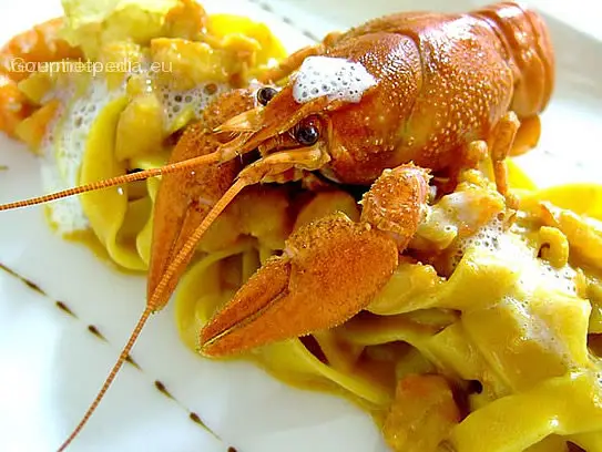 Bandnudeln in cremiger Flußkrebssauce