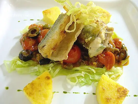 Gebratene Hornhechttranchen auf mediterranen Tomatenragout, gedünsteten Lauchstreifen und Polenta