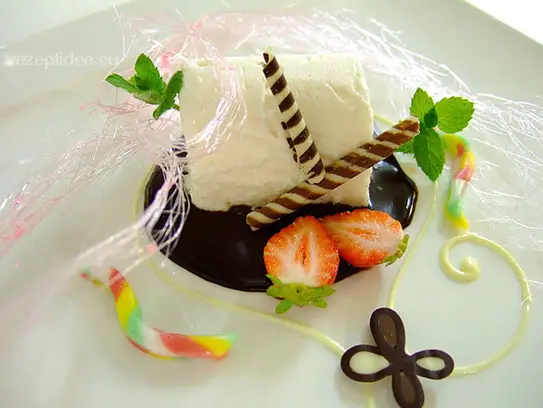 Halbgefrorenes von der Kokosnuss auf Schokoladensauce