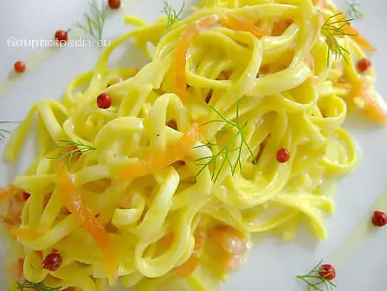 Bandnudeln in Lachssahnesauce mit rosa Pfefferkörner