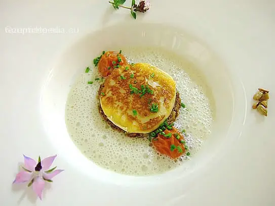 Geflügelcremesüppchen mit gegrilltem Weichkäse auf Sonnenblumenkernbrot