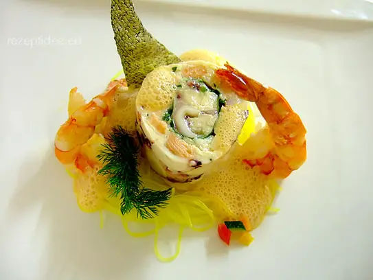 Fischrolle im Octopusmantel auf Kurkuma-Glasnudeln und gebratenen Riesengarnelen