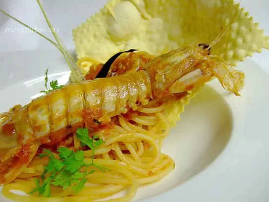 Spaghetti mit Sauce vom Heuschreckenkrebs im Teignest