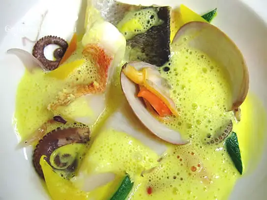 Safranschaumsuppe mit Kurkuma, Gemüse und Meeresfischen