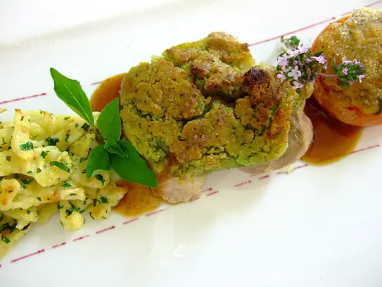 Filet vom Schwein gratiniert mit Schüttelbrotkruste an Kräuterspätzle