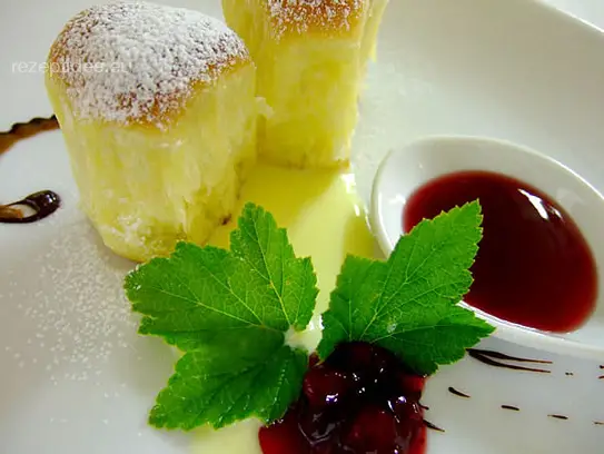 Buchteln mit Vanillesauce und Preiselbeermarmelade
