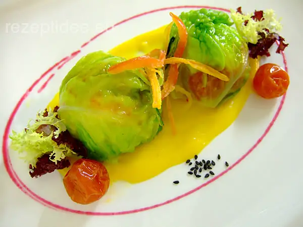 Brie mit Kirschtomaten im Wirsingmantel auf Kürbiscreme