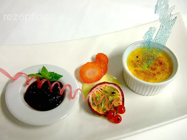 Crème brûlée mit marinierten Rotweinpflaumen