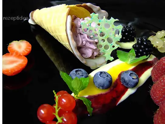 Knusprige Eiswaffel mit Himbeermousse und frischen Waldfrüchten