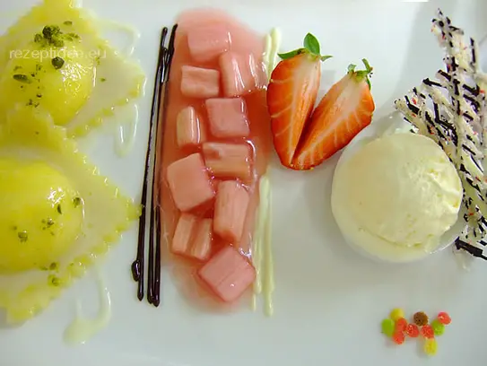 Vanilleteigtaschen mit weißer Schokoladensauce an Rhabarberragout