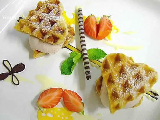 Zarte Waffeln mit Erdbeermousse