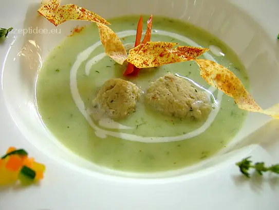 Feines Crèmesüppchen von frischen Kräutern mit Steinpilznockerln