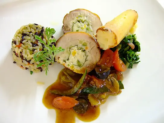 Gefüllte Kaninchenrolle auf Jägersauce an Reistimbal