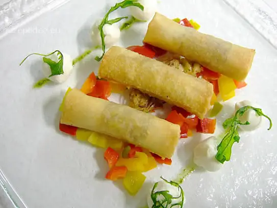 Knusprige Frühlingsrollen mit scharfer Kraut-Mozzarellinefüllung auf sautierten Peperoni