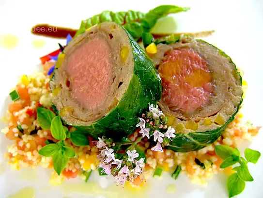 Lammfilet in Rohschinken-Mangoldmantel auf scharfen Gemüsekuskus