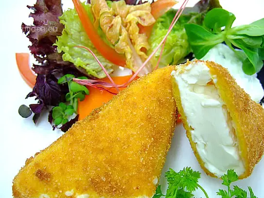 Gebackener Feta-Schafskäse auf Blattsalaten mit Zazikisauce