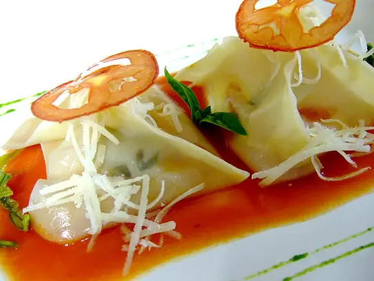 Wonton Teigtaschen gefüllt mit Ziegenfrischkäse auf Tomatencreme