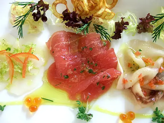 Carpaccio von der Jakobsmuschel, Thunfisch und Schwertfisch mit Limetten-Tomatenmarinade