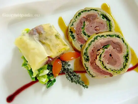 Hirschnuß im Wirsingmantel an Kartoffel-Blaukrautstrudel