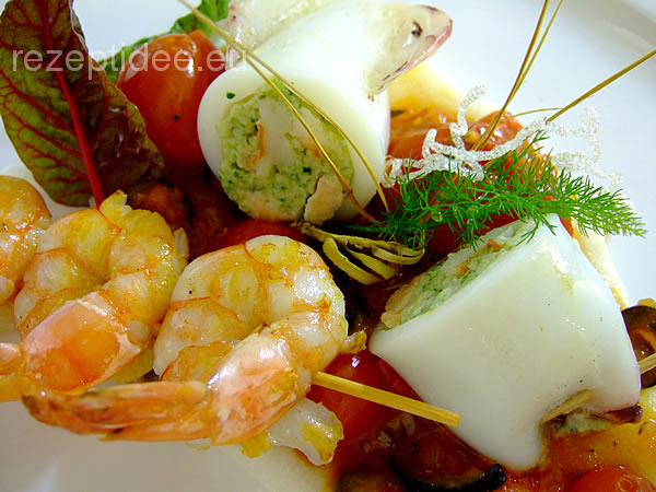 Gefüllter Kalmar auf mediterranen Tomatenragout und weißer Polenta mit ...