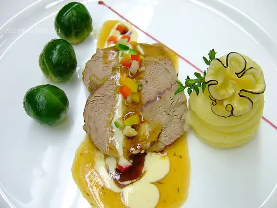 Geschmortes Kalbsschulternathl in Weißweinsauce mit Rosenkohl und Kartoffelpüree