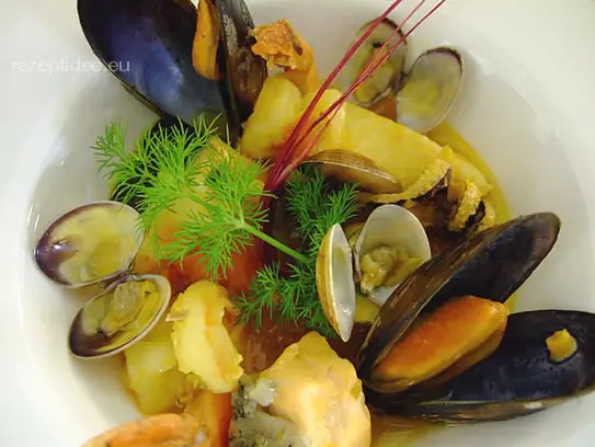 Mediterrane Fischsuppe mit Safranduft