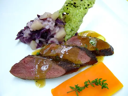 Rosa gebratenes Wildhasenfilet auf Blaukrautrisotto und Kräuterjus