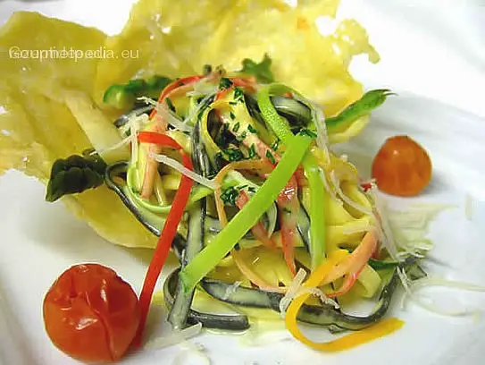 Schwarze und weiße Tagliolini in Spargelcremesauce mit Gemüsestreifen