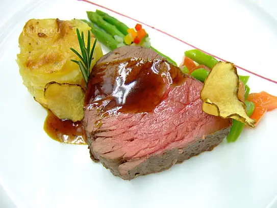 Im Kräutersud pochiertes Ochsenfilet mit Kartoffelgratin und Ragout vom grünen Spargel