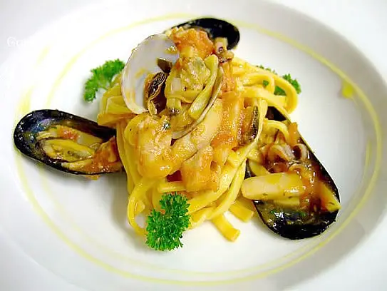 Bandnudeln mit Muscheln, Tintenfisch und Tomatenwürfeln