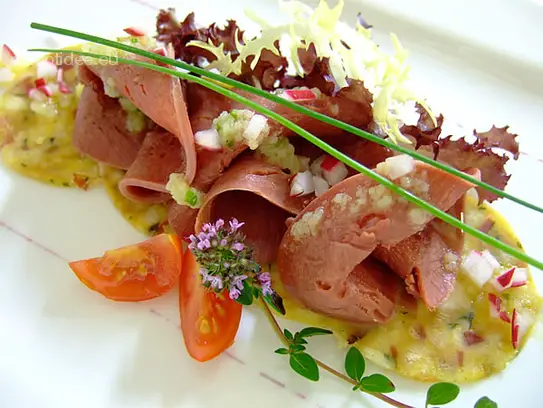 Gepöckelte Rinderzunge auf Knödelcarpaccio mit Radischenmarinade