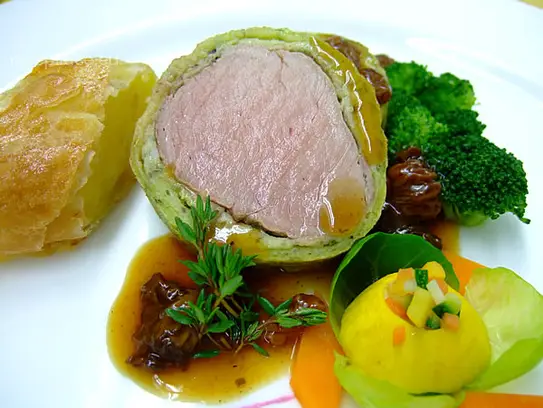 Schweinefilet im Kräutercrêpesmantel auf Morchelsauce mit Kartoffelstrudel und Brokkoliröschen