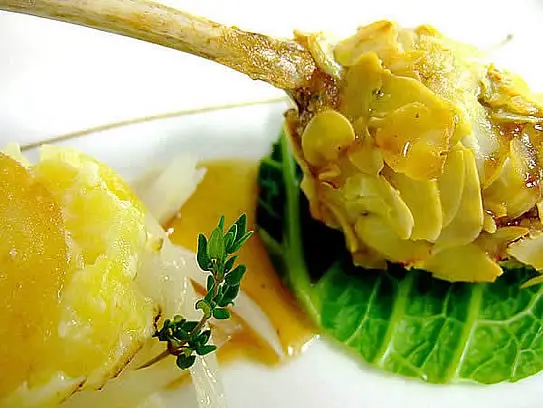 Gebratenes Lammkotelett in Mandelkruste auf Wirsing mit Kartoffelgratin