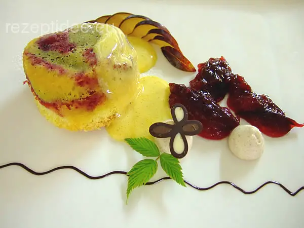 Törtchen von frischen Zwetschgen mit Zimtsahne und Marsala Zabaione