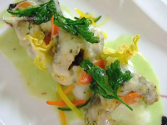 Pochierte Aaltranche in Chardonnaysauce mit Petersilie auf weißer Polenta