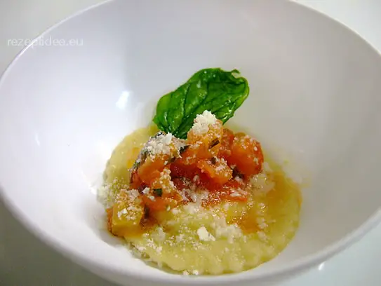 Raviolo mit Gemüsefüllung auf leichter Geflügelrahmsauce