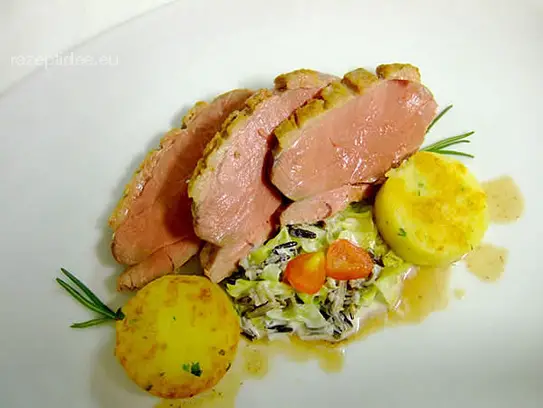 Rosa gebratenen Entenbrust auf Sahnewirsing mit Wildreis und gegrillter Polenta