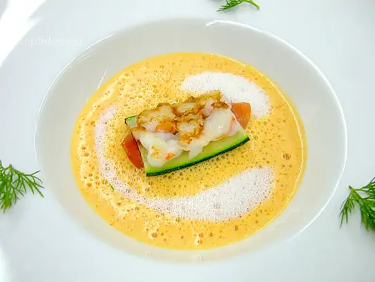 Paprikaschaumsüppchen mit gebratenem Garnelentartar auf Zucchinimantel
