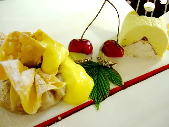Ziehteigsäckchen mit Kirschfüllung an Vanilleparfait