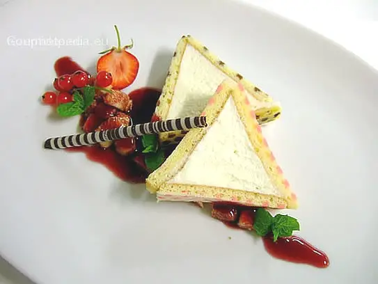 Terrine von weißer Schokolade mit frischen Feigen in Rotweinsauce
