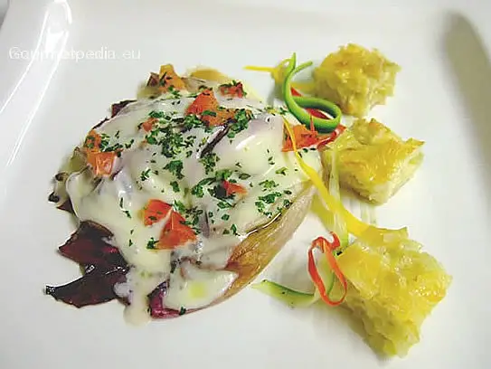 Gegrillter Radicchio mit Käse überbacken und Zwiebelquiche