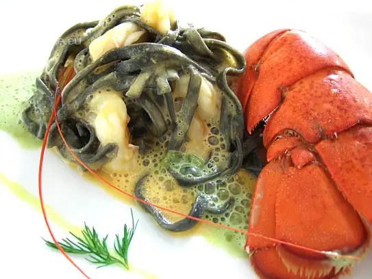 Schwarze Bandnudeln in feiner Hummersauce