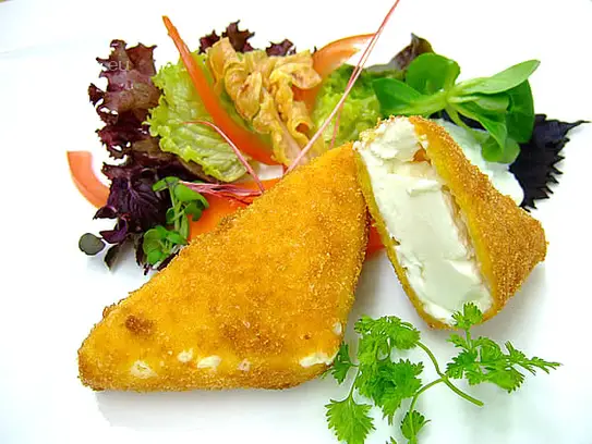 Gebackener Feta-Schafskäse auf Blattsalaten mit Zazikisauce