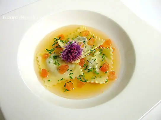 Tomatenconsommé mit Auberginen Teigtaschen