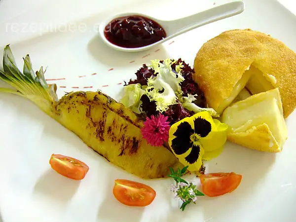 Gebackener Camembert mit gegrillter Ananas und Preiselbeermarmelade